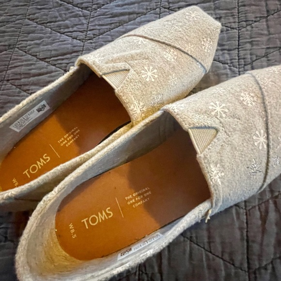 Women Snowflake TOMs size 8.5 - Picture 3 of 4